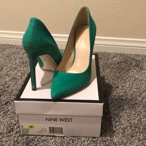 Nine West size 8 green suede 4” high heels